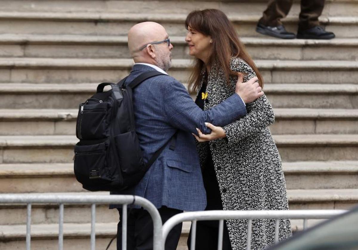 Laura Borràs saluda a su abogado Gonzalo Boye a su llegada a la Audiencia de Barcelona este jueves.