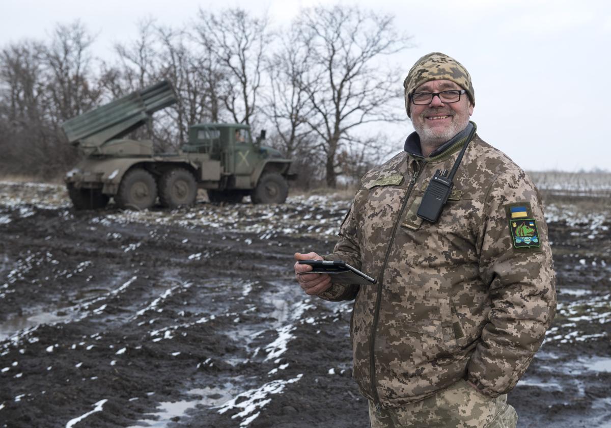 El mayor Mukola Tymchyshyn, con su tableta, confía en la llegada de los tanques Leopard y Abrams.