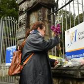 Francia homenajea con un minuto de silencio a la profesora asesinada por un alumno en San Juan de Luz