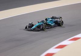 Fernando Alonso, con su Aston Martin en el circuito de Baréin.