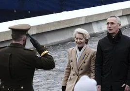 La presidenta de la Comisión Europea, Ursula von der Leyen, y el secretario general de la OTAN, Jens Stoltenberg, este viernes en la capital de Estonia