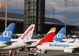 Aviones de Iberia y Air Europa en el aeropuerto de Madrid-barajas.