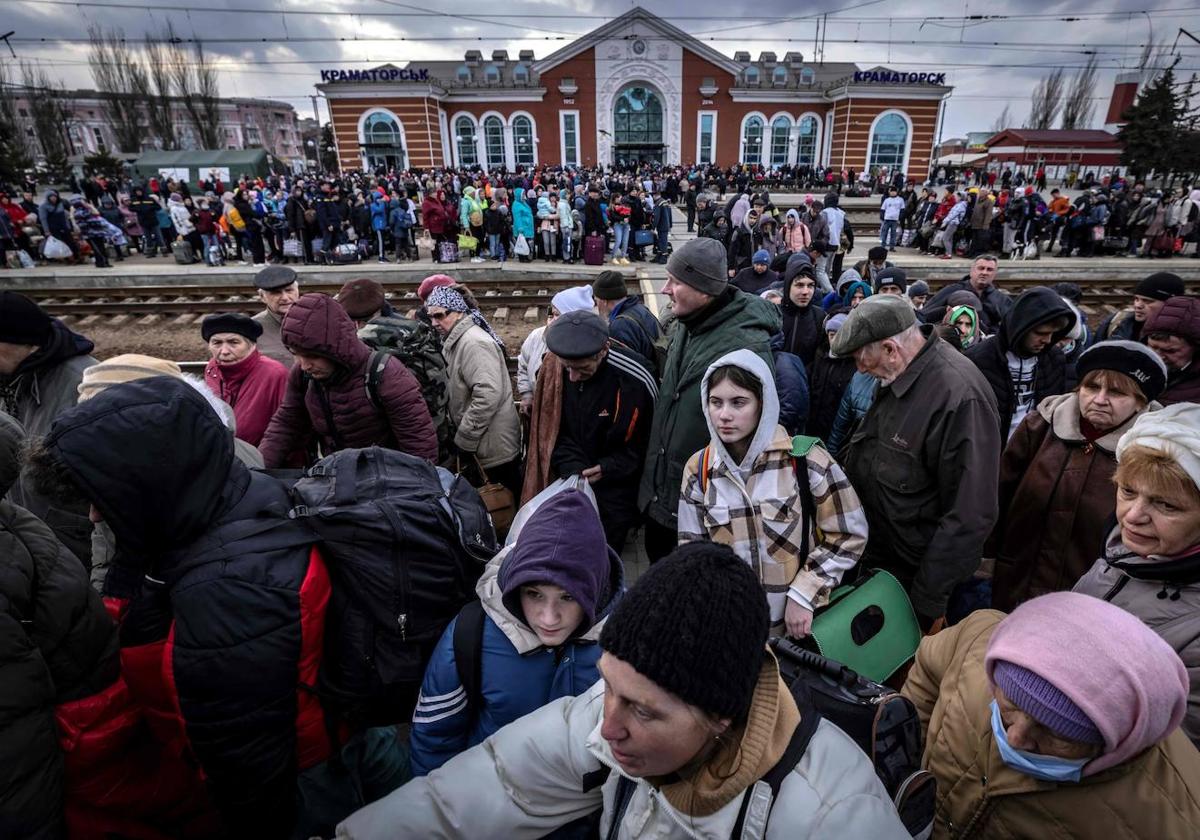 Ucranianos huyen del Donbás a través de la estación de tren de Kramatorsk