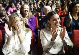 La vicepresidenta Yolanda Díaz y la ministra Irene Montero aplauden durante el encuentro feminista.