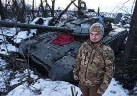 Yevgeniy Panchenko, comandante de una compañía de tanquistas, con el T-80 capturado a los rusos