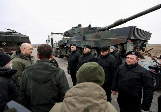 Los primeros ministros ucraniano, Denís Shmihal, y polaco, Mateusz Morawiecki, junto a los Leopard 2 entregados por Polonia