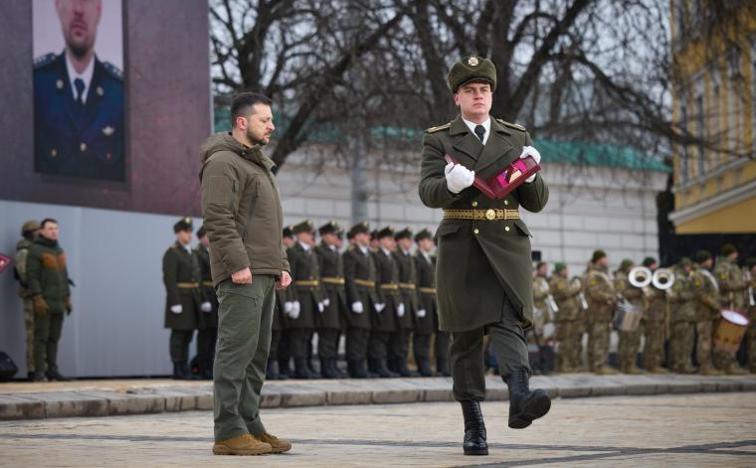 Imagen principal - Además de en Kiev, los actos por el primer aniversario de la invasión rusa en Ucrania se celebraron en diferentes capitales europeas, como París y Berlín.