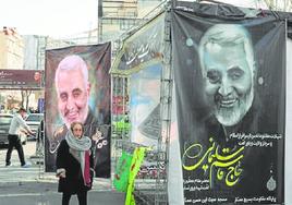 Murales colocados en Teherán con el rostro de Soleimani tras su muerte en 2020.