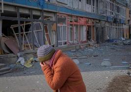 Una mujer llora este domingo en una calle arrasada de Bajmut por los bombardeos.