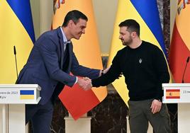 Sánchez y Zelenski se saludan en el palacio presidencial el pasado jueves en Kiev.