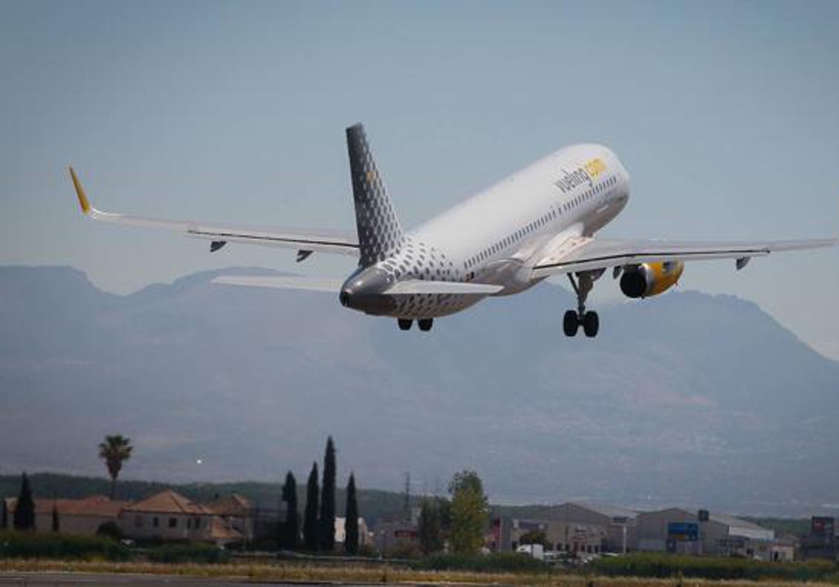 Un avión de Vueling, en pleno despegue.