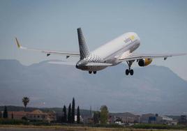 Un avión de Vueling, en pleno despegue.