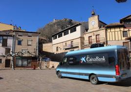 La oficina móvil de CaixaBank en un pueblo de Burgos.