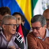 El Gobierno de Colombia y la guerrilla del ELN hablan de paz mientras continúan los ataques