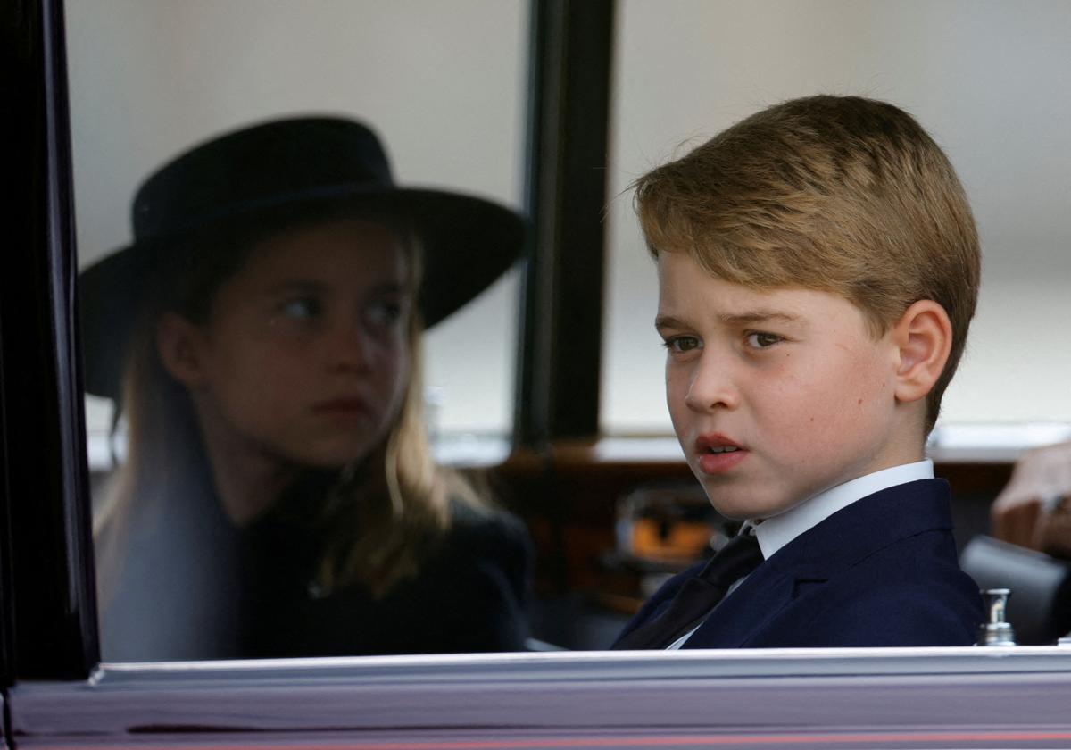 George, junto a su hermana, en el funeral de Isabel II.