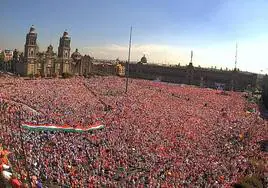 Miles de personas se manifiestan en defensa del Instituto Nacional Electoral (INE) y contra la reforma electoral que impulsa el presidente, Andrés Manuel López Obrador, en México.