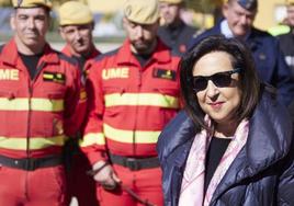 La ministra de Defensa, Margarita Robles, durante su visita a la base de Morón de la Frontera (Sevilla).