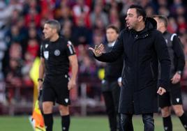 Xavi da instrucciones a sus jugadores durante el partido ante el Almería.