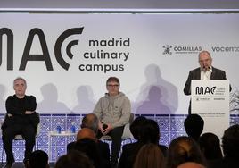 Benjamín Lana, director general de Vocento Gastronomía, junto a los chefs Ferran Adrià y Andoni Luis Aduriz