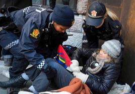 La activista Greta Thunberg desalojada por la policía en Oslo, Noruega, durante una protesta contra la instalación de dos parques eólicos en territorio sami