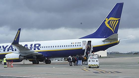 Ryanair firma su primer convenio con los pilotos con subidas salariales del 3%