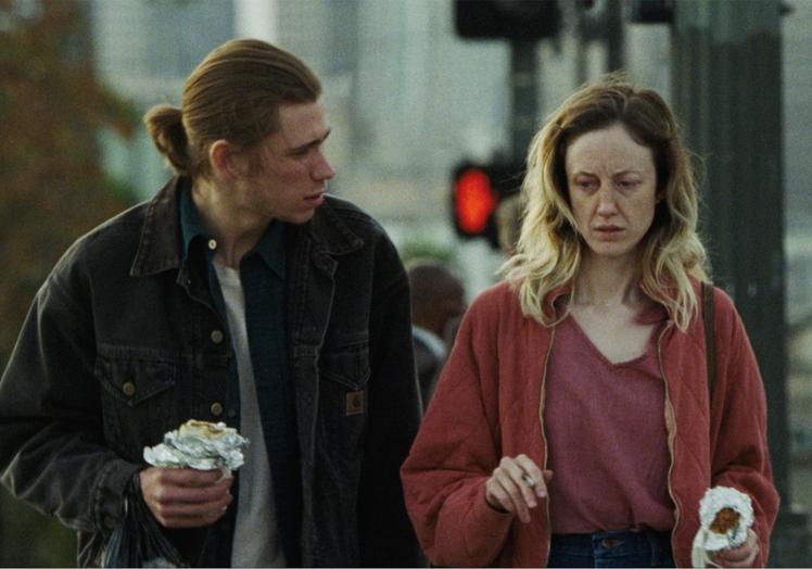 Owen Teague y Andrea Riseborough, hijo y madre en 'To Leslie'.