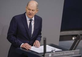 El canciller alemán Olaf Scholz se dirige al Parlamento en Berlín.