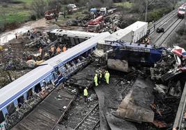 Así quedaron los trenes tras el choque mortal cerca de la localidad griega de Tempo.