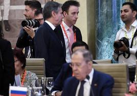 Lavrov, en primer plano, y Blinken, al fondo, han participado en la reunión del G20 en India.