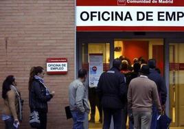 Personas haciendo cola a las puertas de una oficina de empleo.