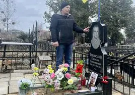 Oleksandr visita cada día la tumba de su hijo