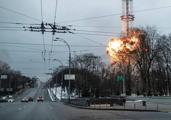 La torre de la televisión ucraniana, en el momento de recibir el impacto de los misiles en marzo de 2022.