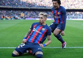 Raphinha celebra junto a Koundé su gol al Valencia.