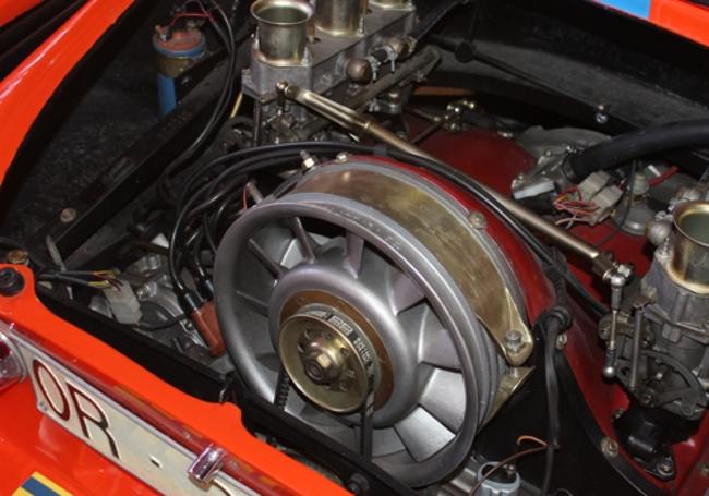 Bajo el capó trasero, el motor Renault dejó paso al 6 cilindros flat Porsche, originalmente de un 911 R