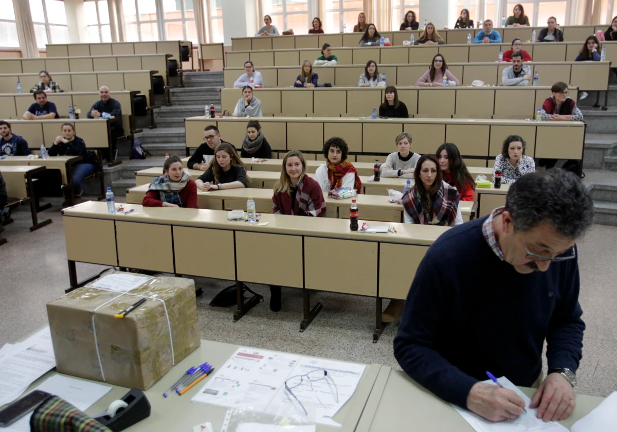 Un grupo de graduados en Medicina se prepara en Oviedo para realizar un examen MIR.