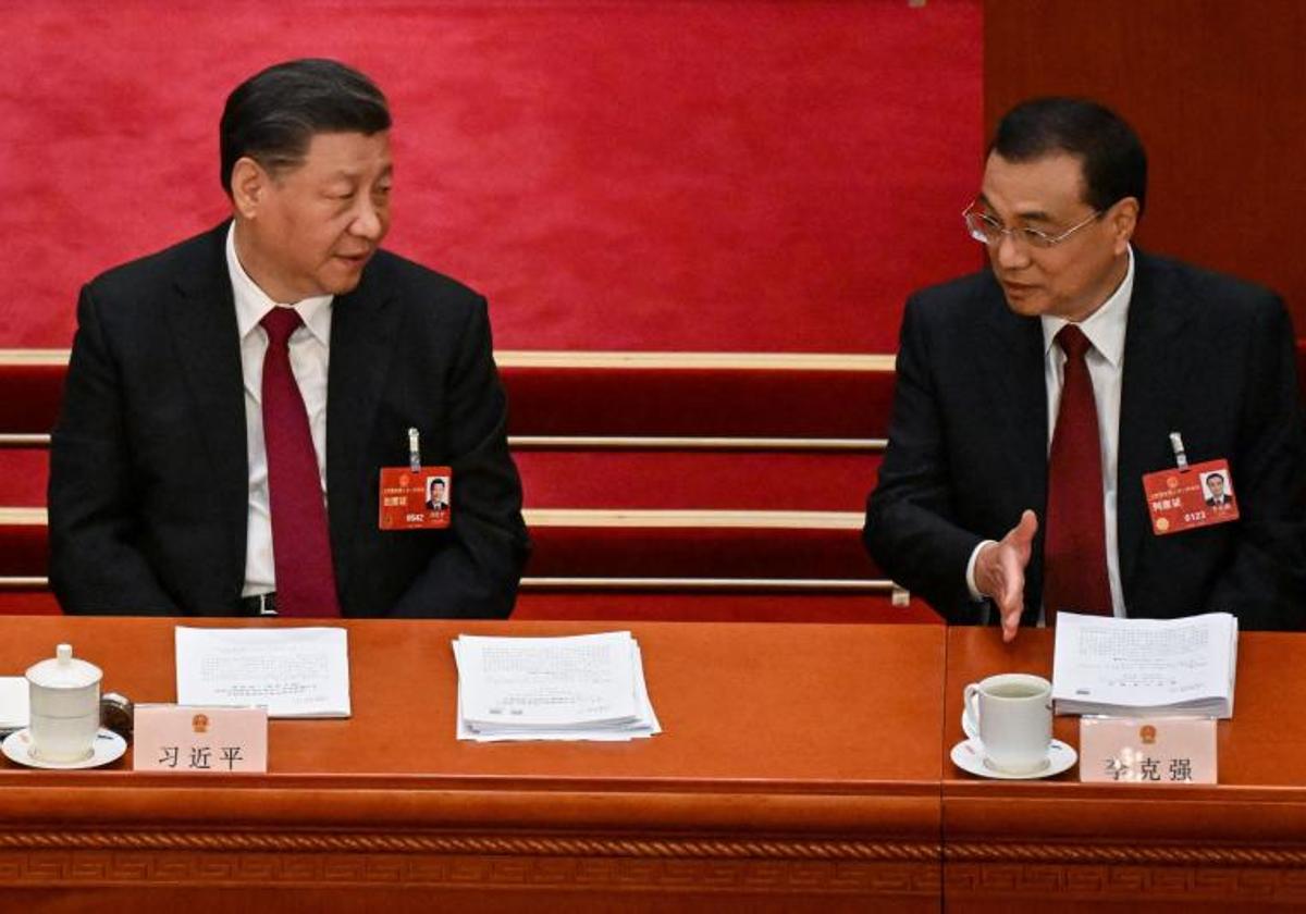 Li Keqiang conversa con el presidente chino, Xi Jinping, durante la sesión de apertura de la Asamblea Popular Nacional