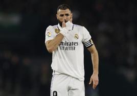 Karim Benzema, meditabundo durante el partido ante el Betis.