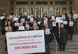 Decenas de personas se congregan el pasado mes de febrero frente a la sede del Palacio de Justicia, en Bilbao.