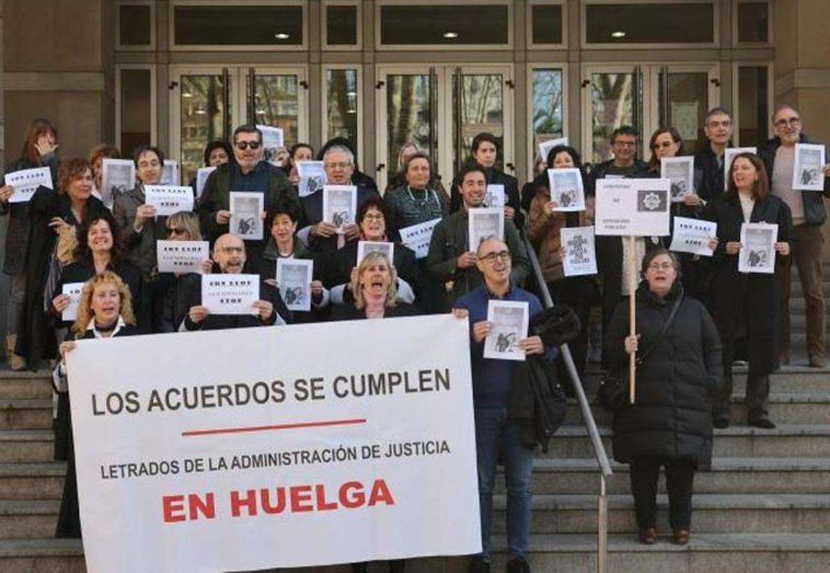 Decenas de personas se congregan el pasado mes de febrero frente a la sede del Palacio de Justicia, en Bilbao.