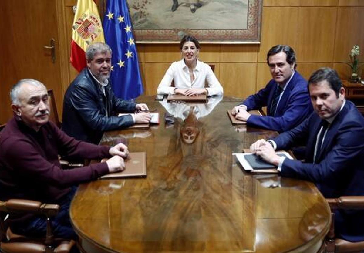 Yolanda Díaz, junto a los líderes de los sindicatos y las patronales.