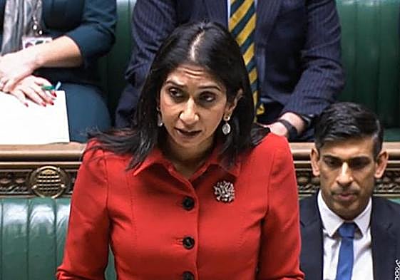 Braverman expone el plan flanqueada por Sunak.