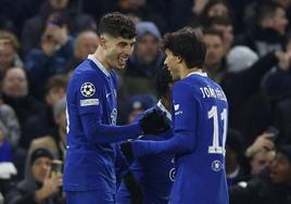 Havertz (i) celebra con Joao Félix su gol al Dortmund.