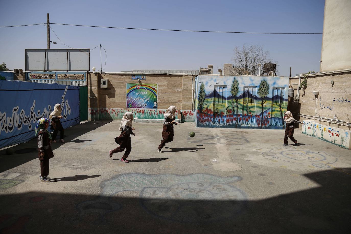 Varias niñas juegan en una escuela de Teherán.