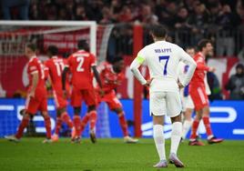 Mbappé observa abatido cómo los jugadores del Bayern celebran un gol en el Allianz Arena.