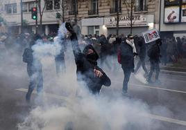 Aunque en líneas generales la protesta en la capital transcurrió en calma, se registraron algunos enfrentamientos entre la Policía y los 'black blocs' radicales.