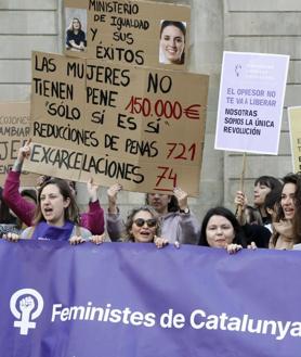 Imagen secundaria 2 - Una oleada morada recorre las calles y plazas de España