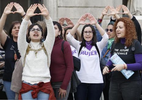 Imagen secundaria 1 - Una oleada morada recorre las calles y plazas de España