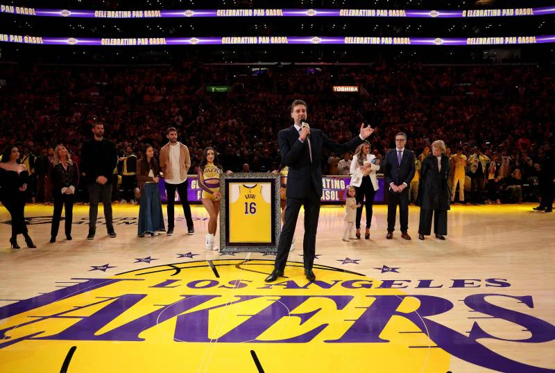«Es un verdadero honor. Os amo, familia de los Lakers», relata Pau Gasol durante su homenaje