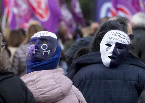 Imagen secundaria 1 - Una oleada morada recorre las calles y plazas de España