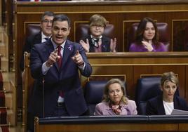 Sánchez responde a la portavoz del PP, Cuca Gamarra, durante la sesión de control al Gobierno de este martes en el Congreso